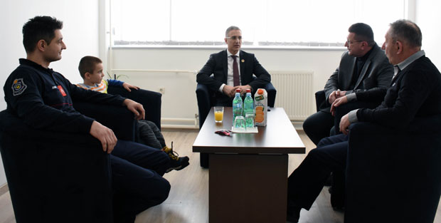 Министар Стефановић са породицом ватрогасаца (ФОТО/ВИДЕО)